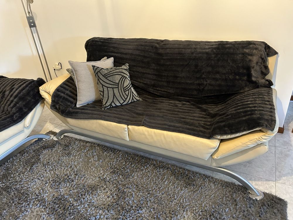 Vendo sofás, carpete, mesa de centro e movel preto