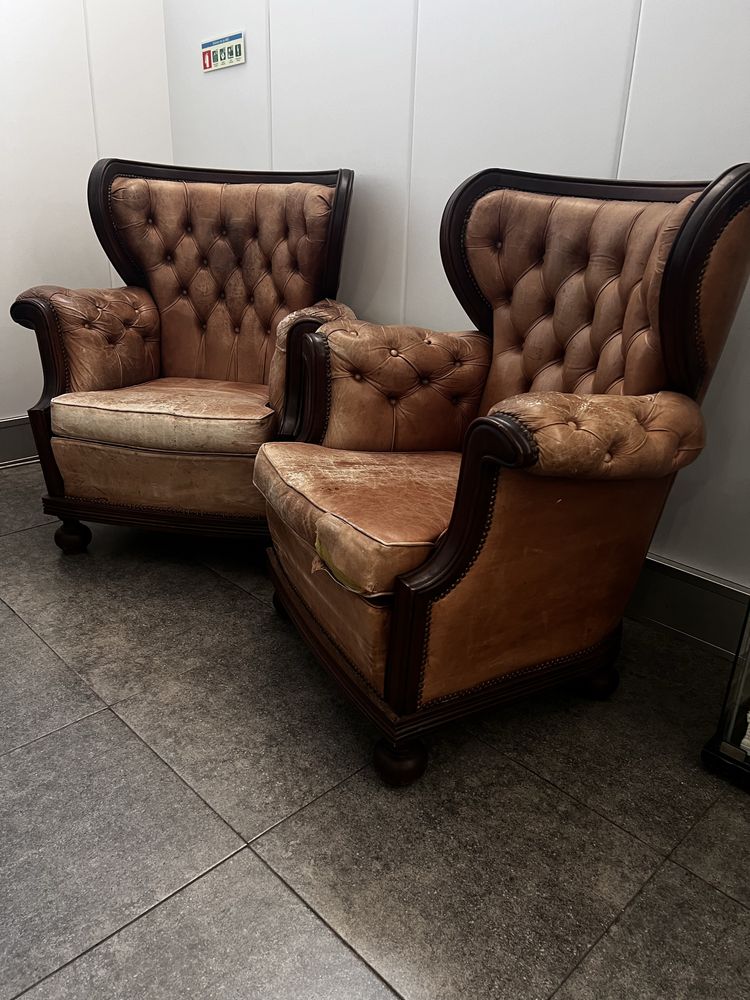 Sofas vintage em pele e madeira