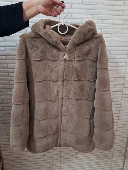Шубка новенька з капюшоном