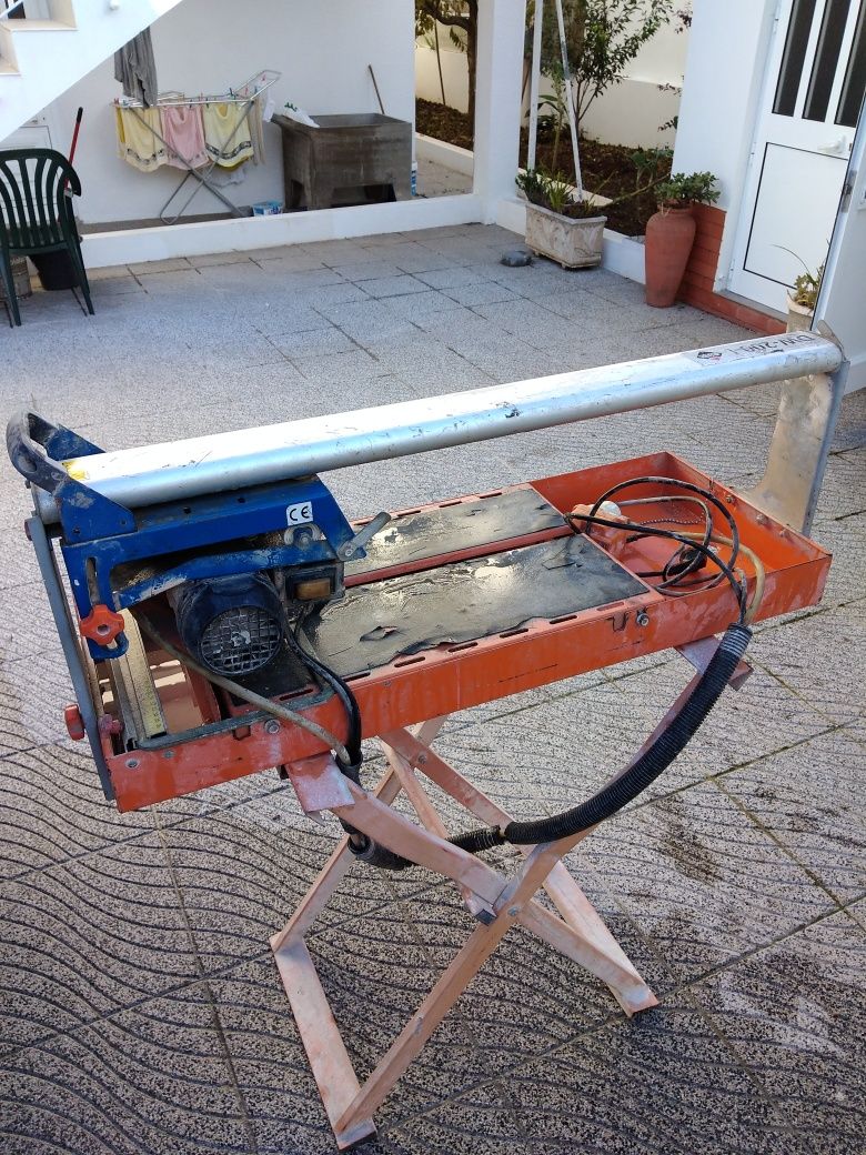 Máquina de cortar cerâmica