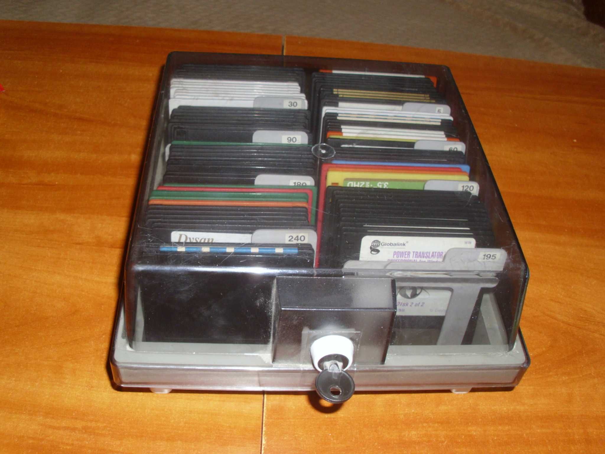 Pudełko,pojemnik,kasetka,etui na dyskietki komputerowe 3,5"