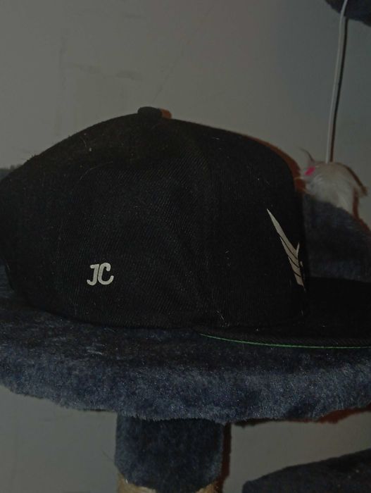 Czapka jest ładna i będzie pasować do stylu.