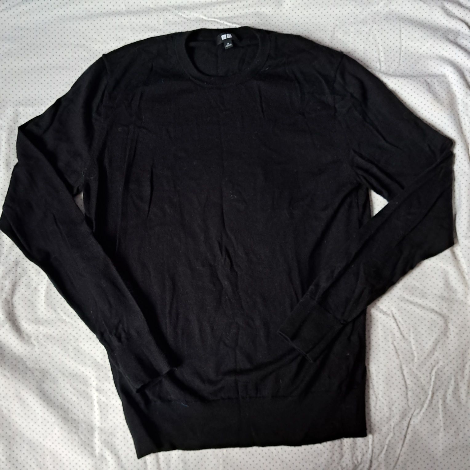тонкий чоловічий вовняний светр uni qlo
в новому стані
колір чорний
ро