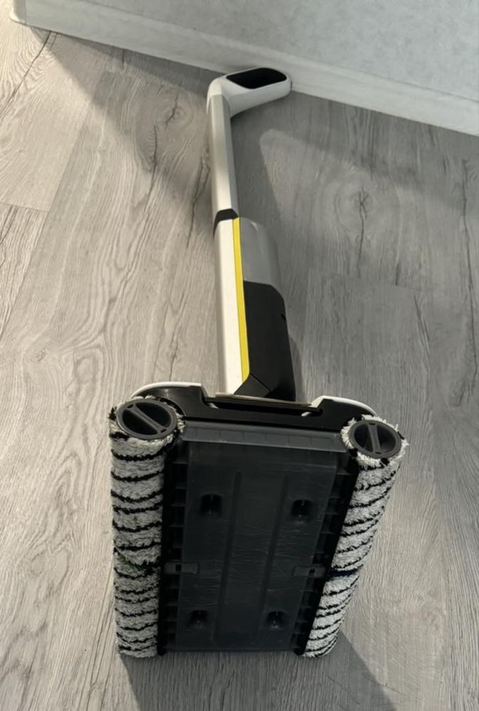 Моющий аккумуляторный пылесос Karcher FC 7