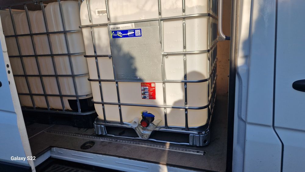 Mauzer na metalowej palecie.