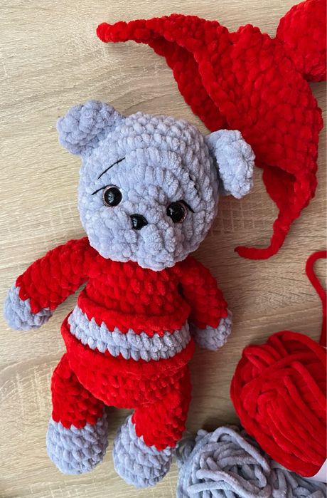 Вʼязані ведмедики з плюшевої пряжі.