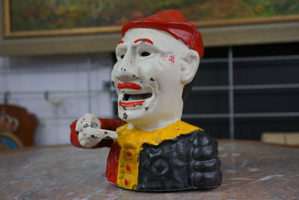 Stara ruchoma skarbonka żeliwna klaun