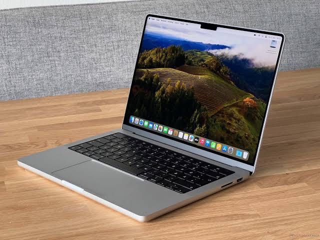 MacBook Pro M3 2024