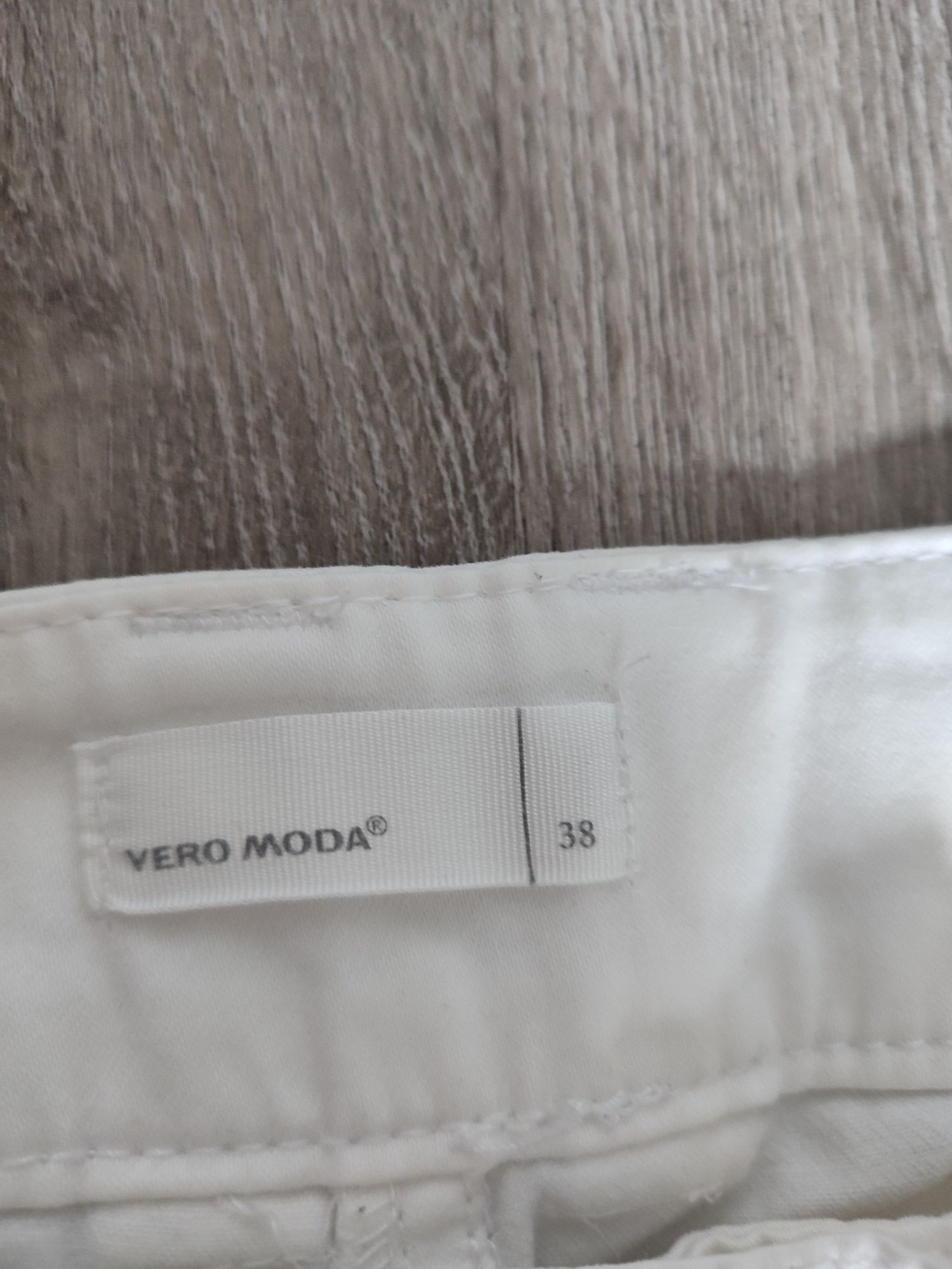 Białe damskie spodnie Vero moda 38
