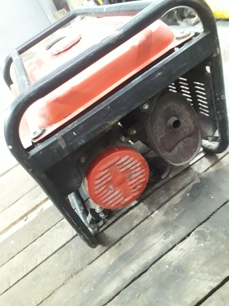 Робочий генератор з європи. 2.8kw.