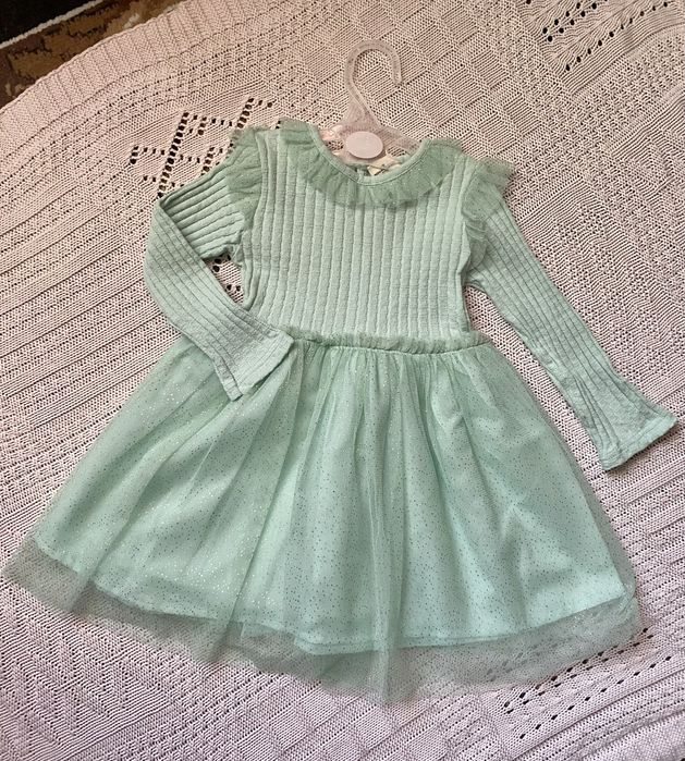 Гарна святкова сукня на дівчинку 92 розміру