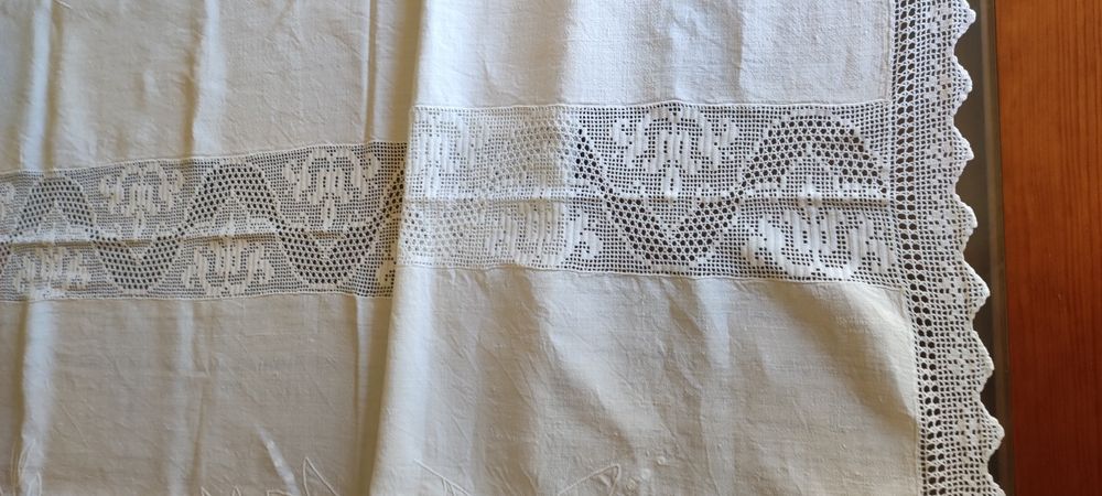 Toalha com bordado e renda