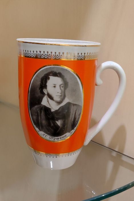 Чашка фарфоровая писатели, подстаканники посеребрянные, серебряные.