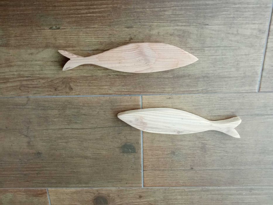 Peixes em madeira