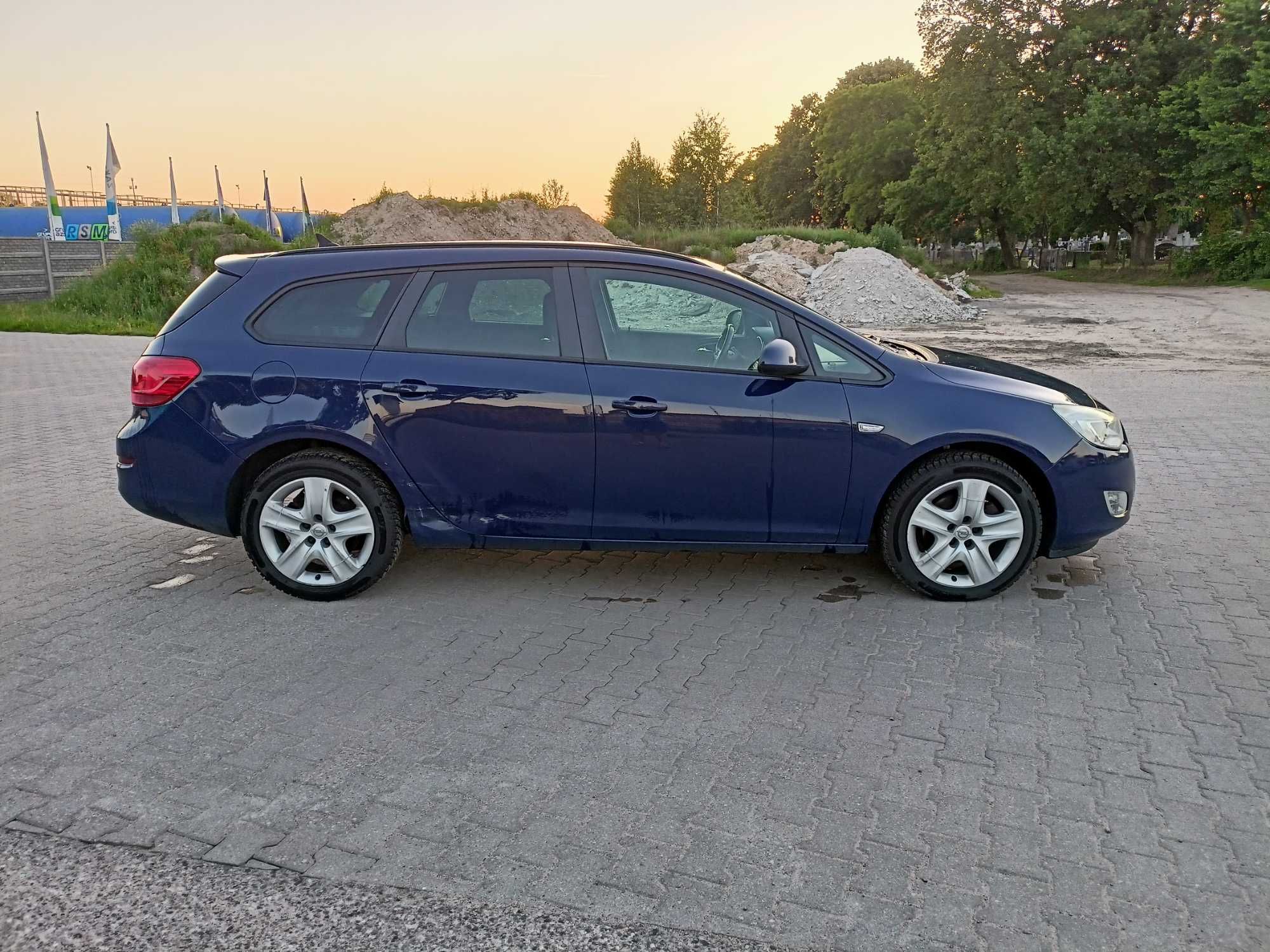 Opel Astra J Sports Tourer 1.7 CDTI z 2011 roku 110 km.