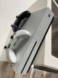 Sprzedam xbox one s 500 gb + dwa pady