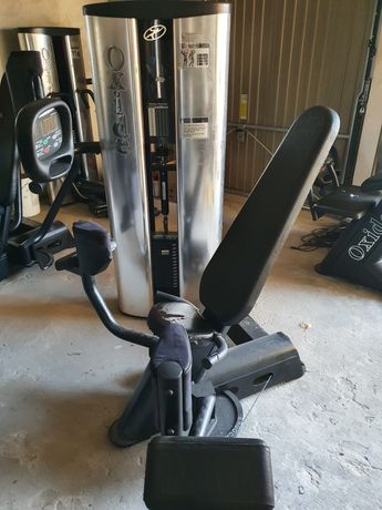 Maszyna do treningu nóg przywodziciel siłownia