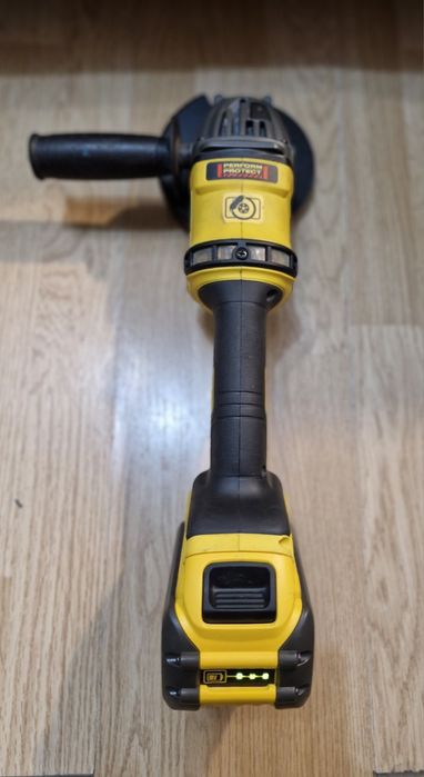 Болгарку DeWalt не работает.