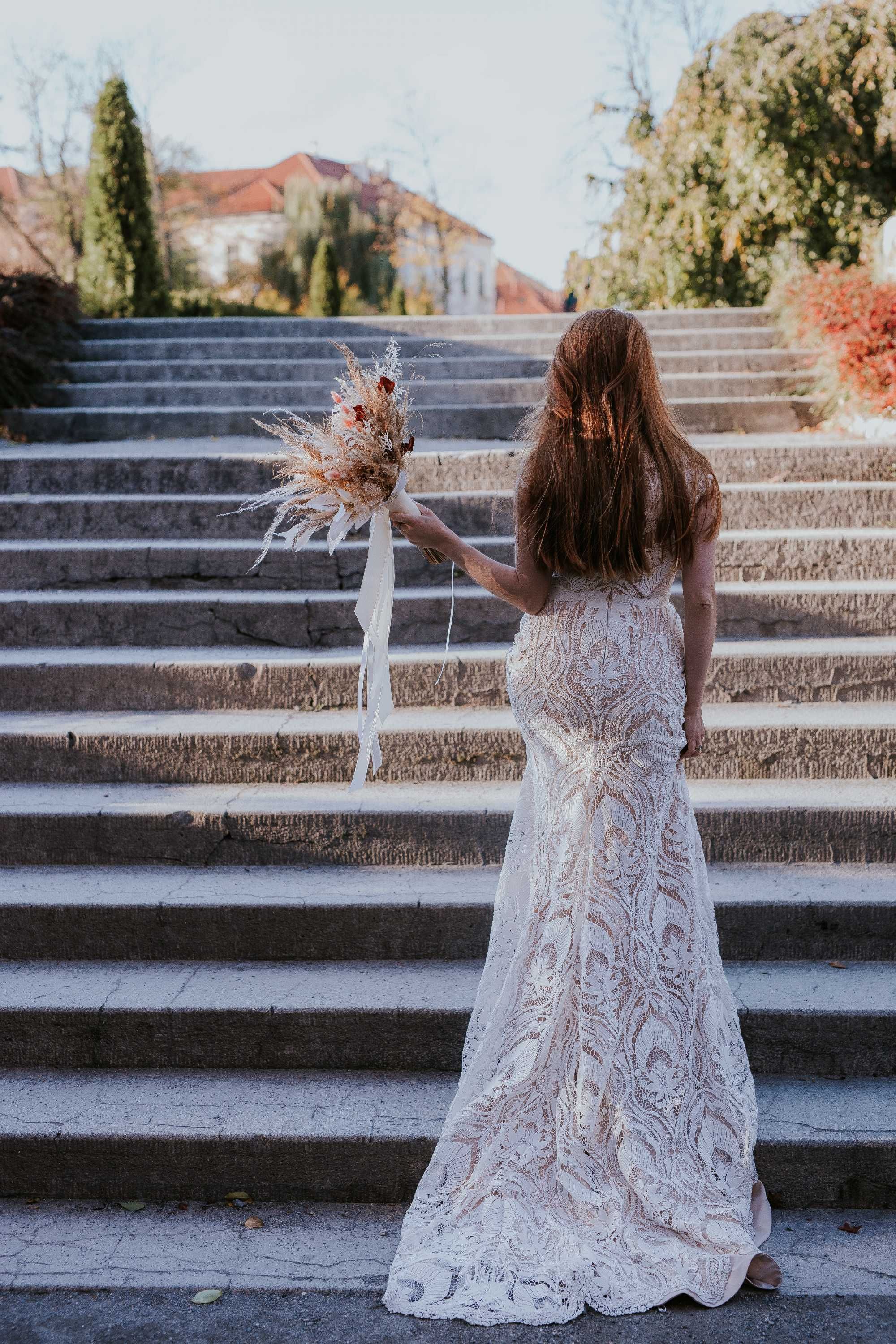 Suknia ślubna Monica Loretti 8120 z trenem syrenka koronka makrama S M