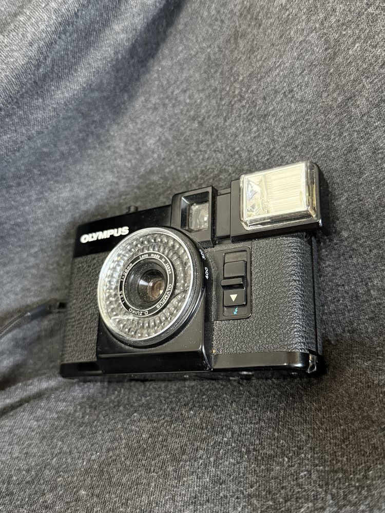 Olympus Pen E-F – półklatkowy aparat analogowy z lampą błyskową