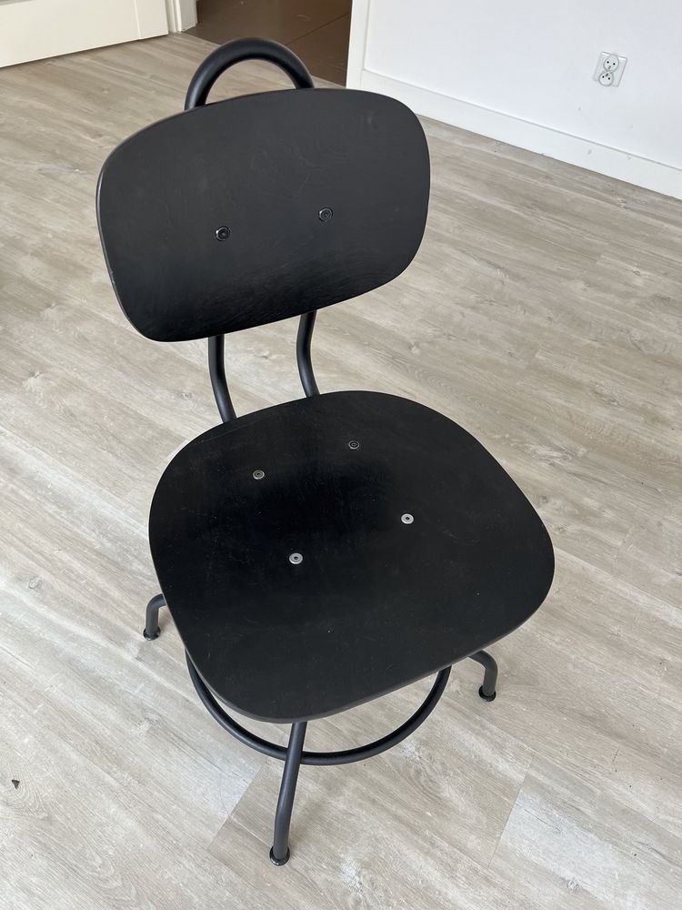 Czarne krzesło obrotowe drewaniane