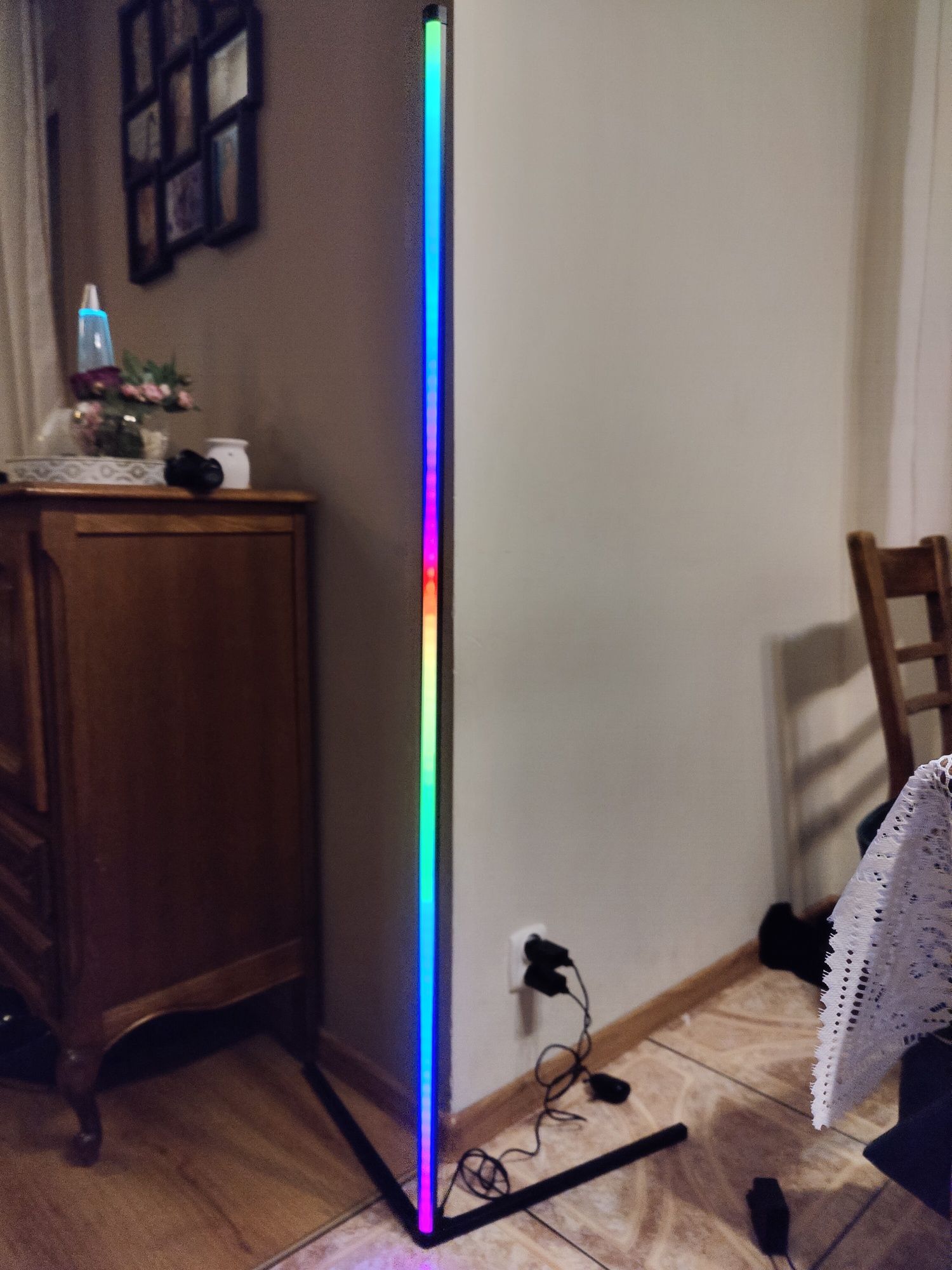 Lampa stojąca podłogowa narożna LED + pilot  światło jednolite i kolor