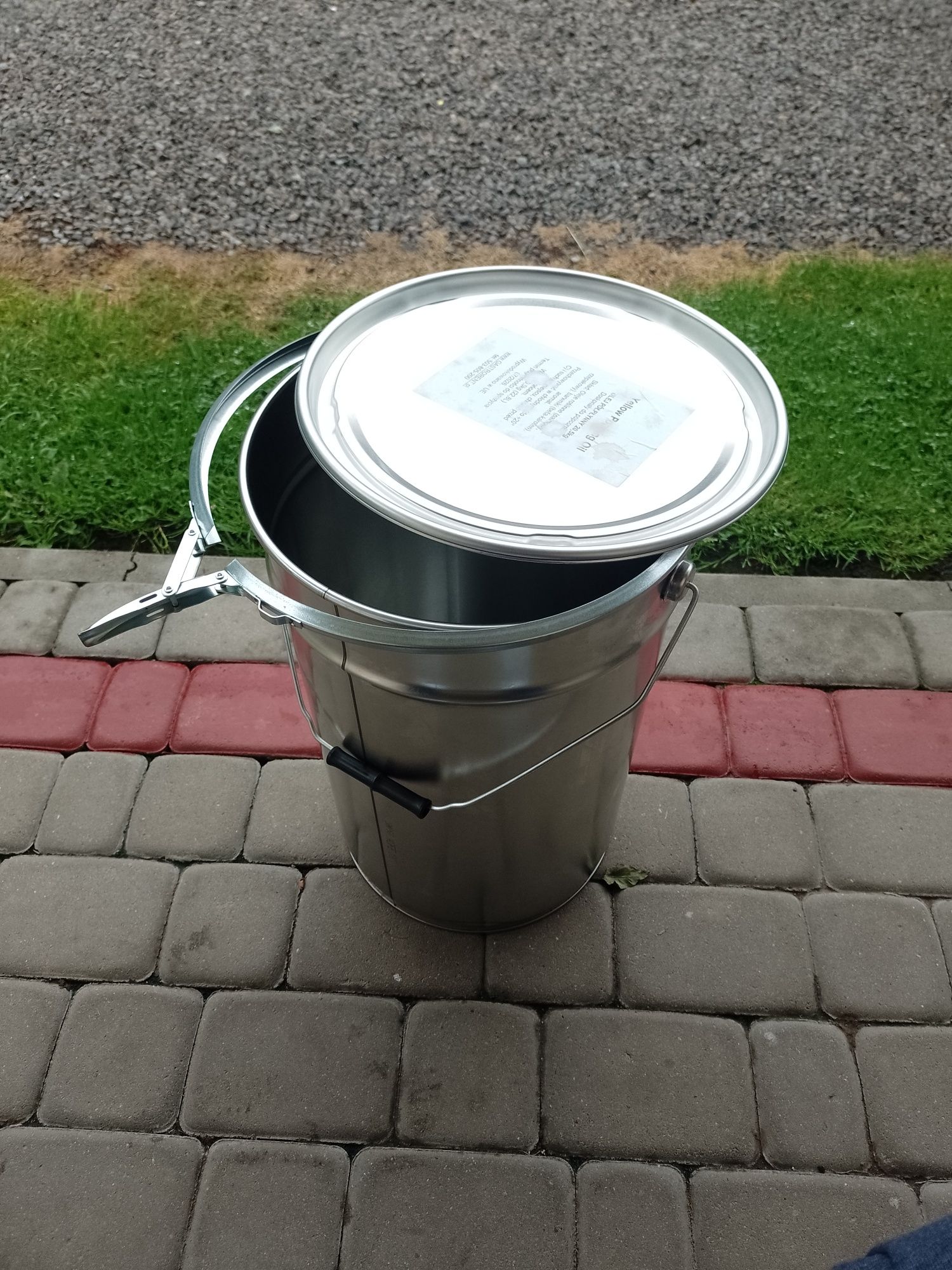 Wiadro metalowe z pokrywką