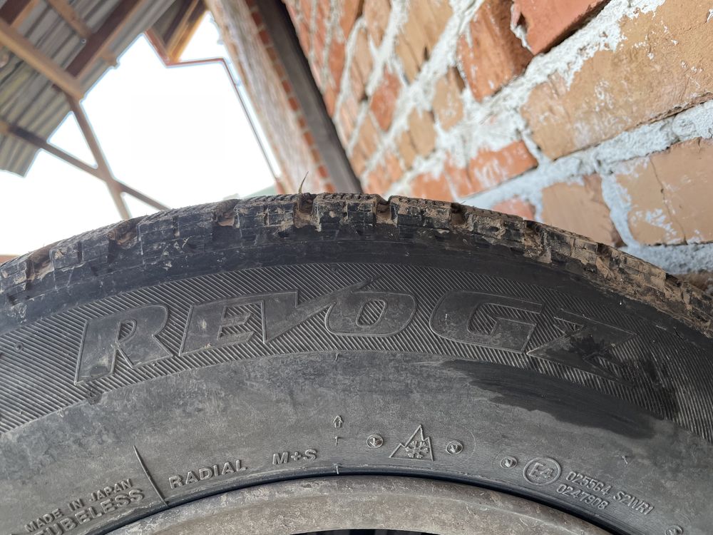 Продам зимову гуму 215/60r16