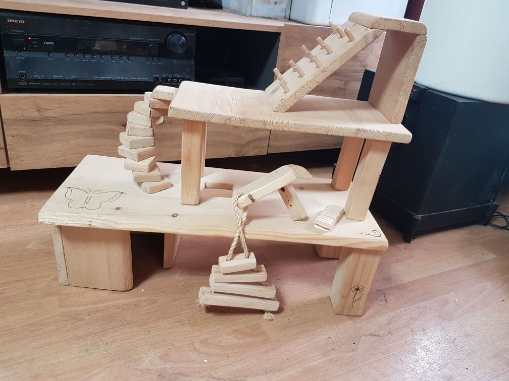 Drewniany plac zabaw z domkiem dla gryzoni