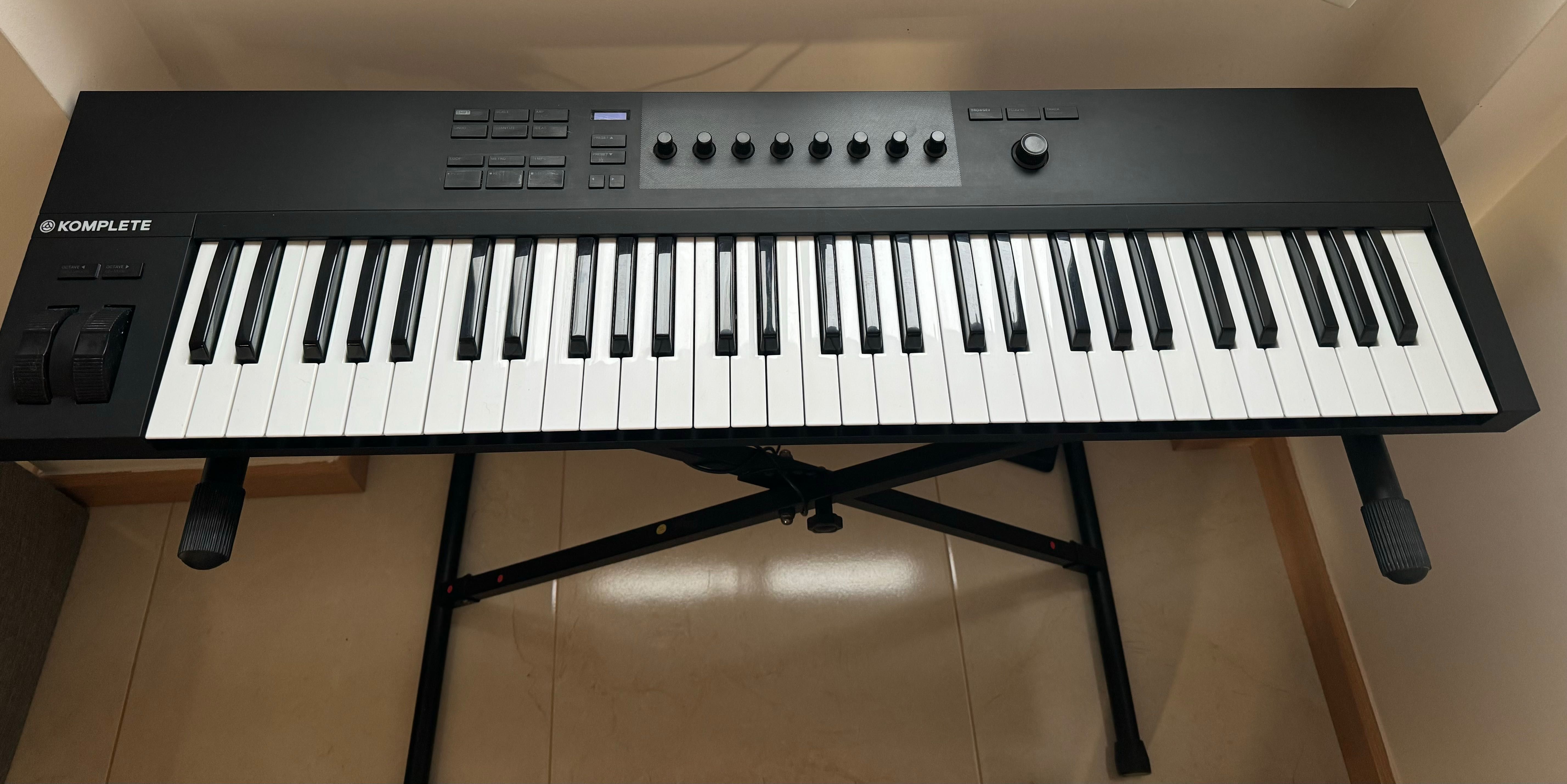 Komplete Kontrol A61 com acessórios