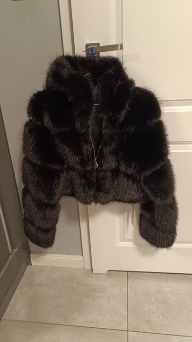 Czarne krótkie futerko z kapturem