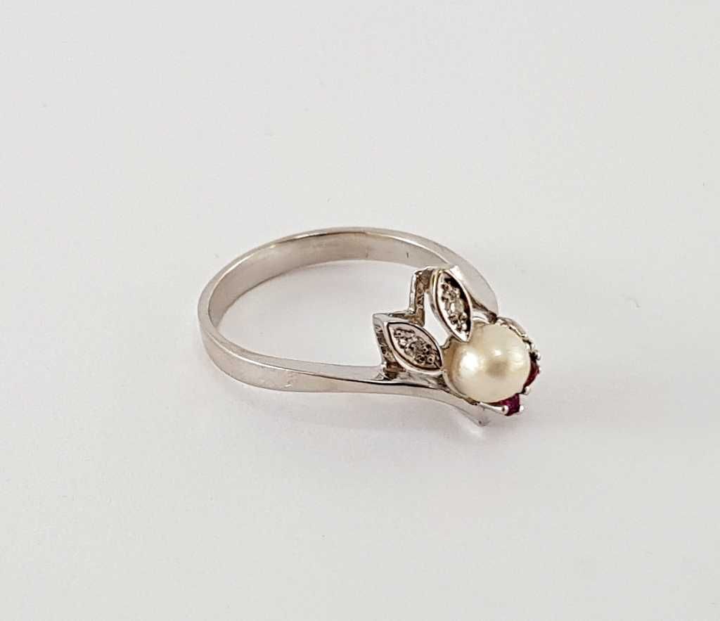 Złoty pierścionek z perła fi 5 mm, 2 diamentami oraz 2 rubinami