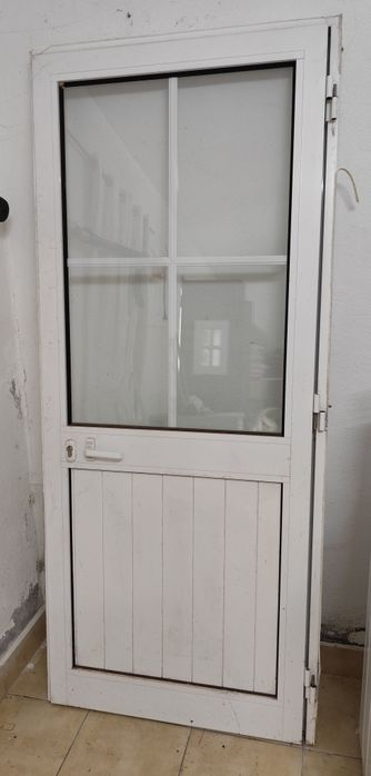 Porta exterior branca e aro em alumínio