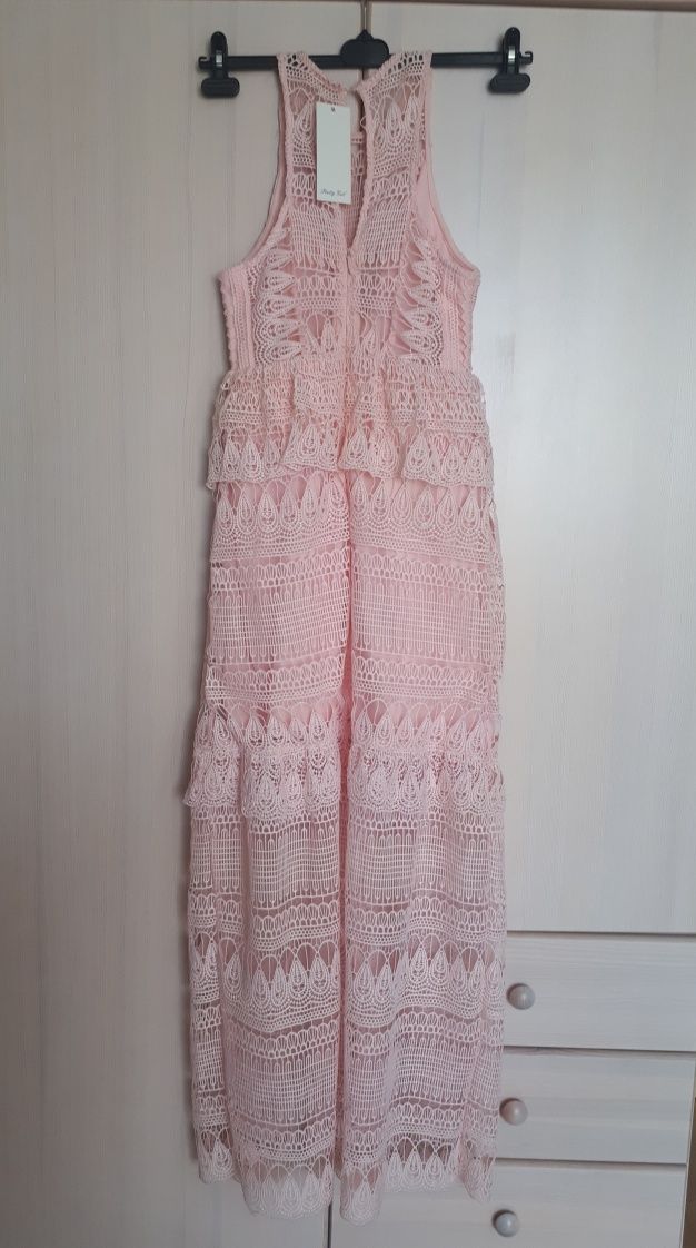 Różowa koronkowa suknia sukienka