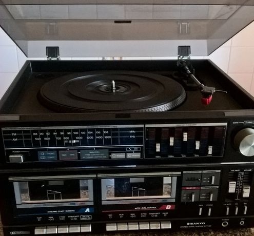 Sistema de som Sanyo stereo Music system GXT 180 e 30 discos vinil 45'
