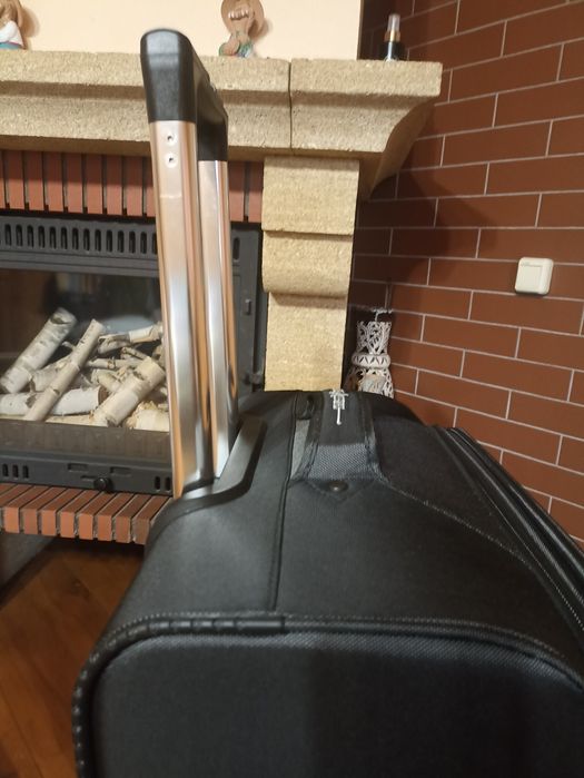 Продам новий чемодан(валіза) на колесах.