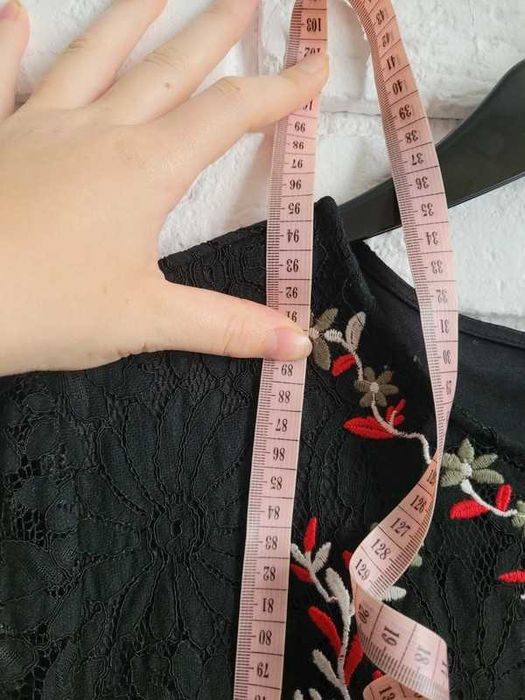 Sukienka czarna z haftem XL