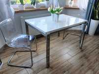 Stół chromowane nogi plus dwa krzesła transparentne. Ikea