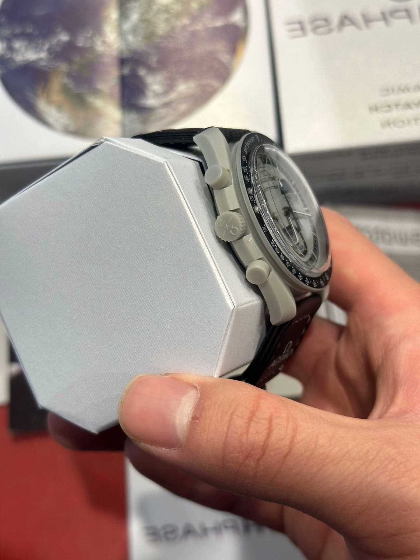 Omega Swatch Faza Ziemi SO33M700 - zegarek do codzienności