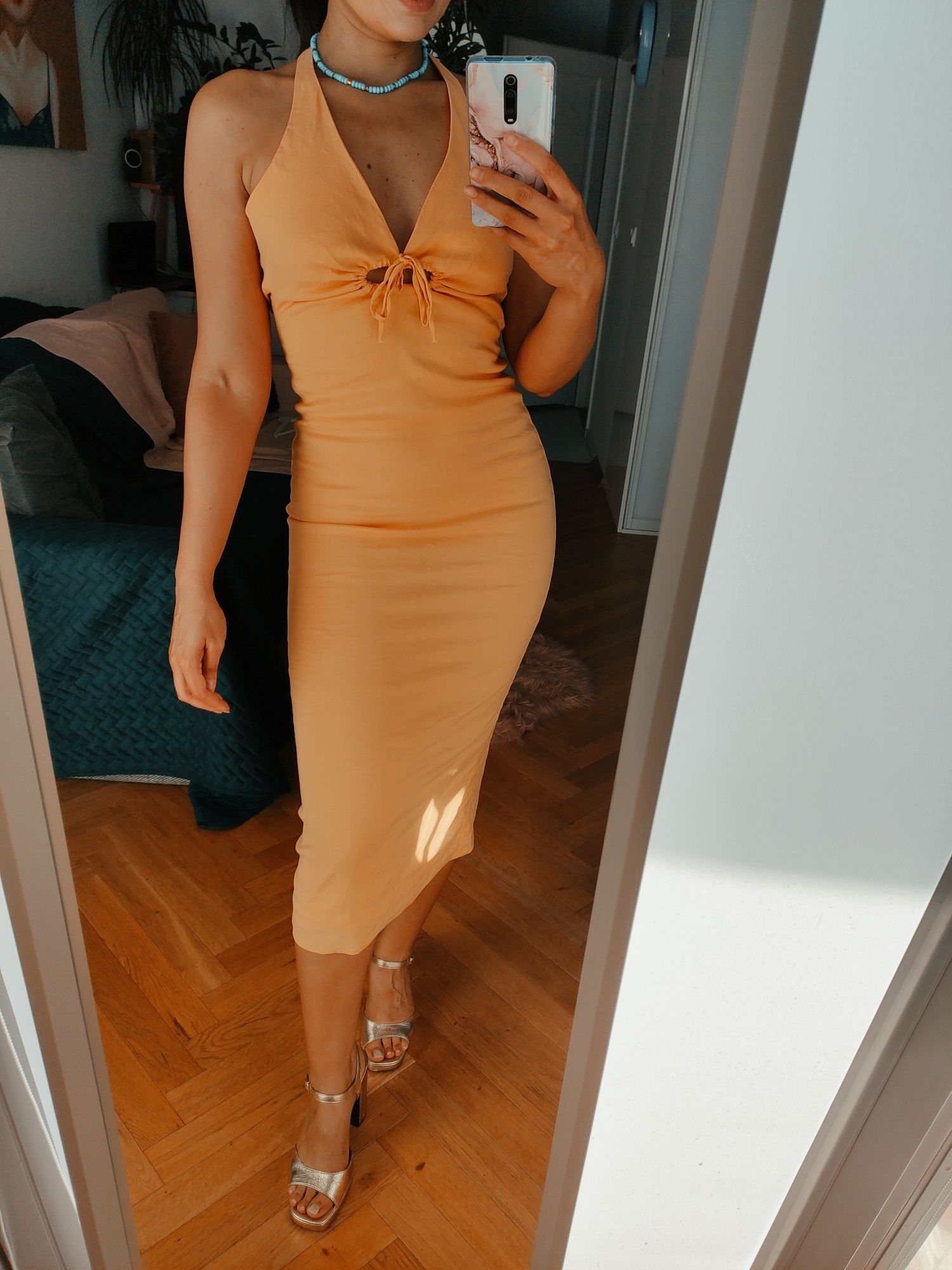 Morelowa dopasowana sukienka midi z dekoltem halter