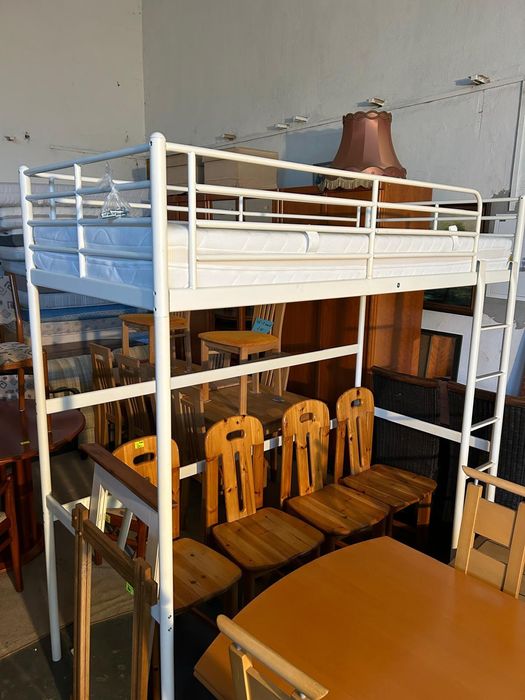 Białe łóżko Ikea na antresoli