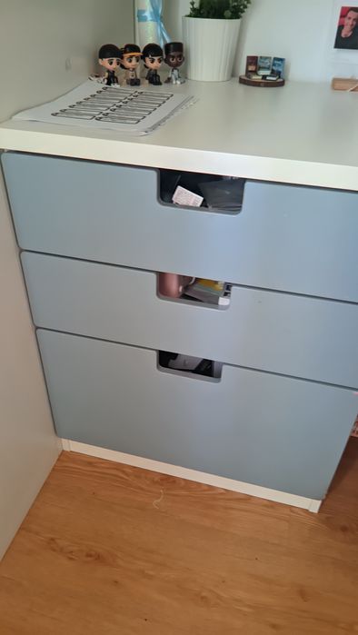 Camas com roupeiro e secretária em bom estado