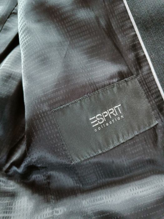 Męski  garnitur Esprit w rozmiarze M/L, czarny.