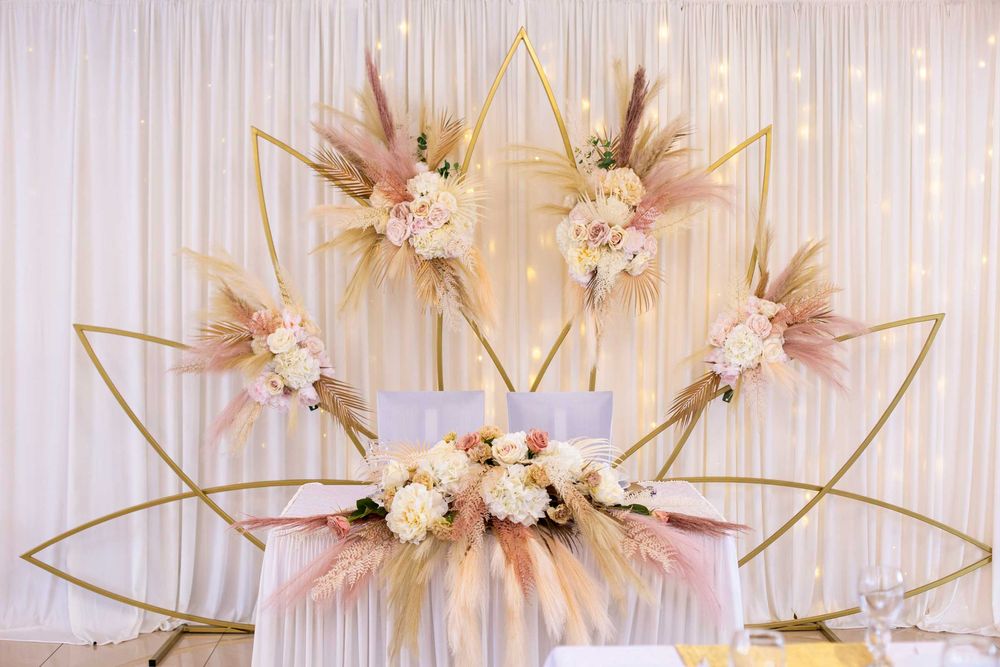 ścianka LOTOS wynajem ślubna dekoracja ekran stelaż fotościanka tło