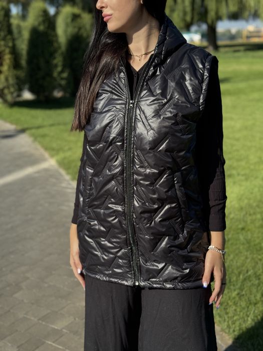 Стьогана жилетка з капюшоном