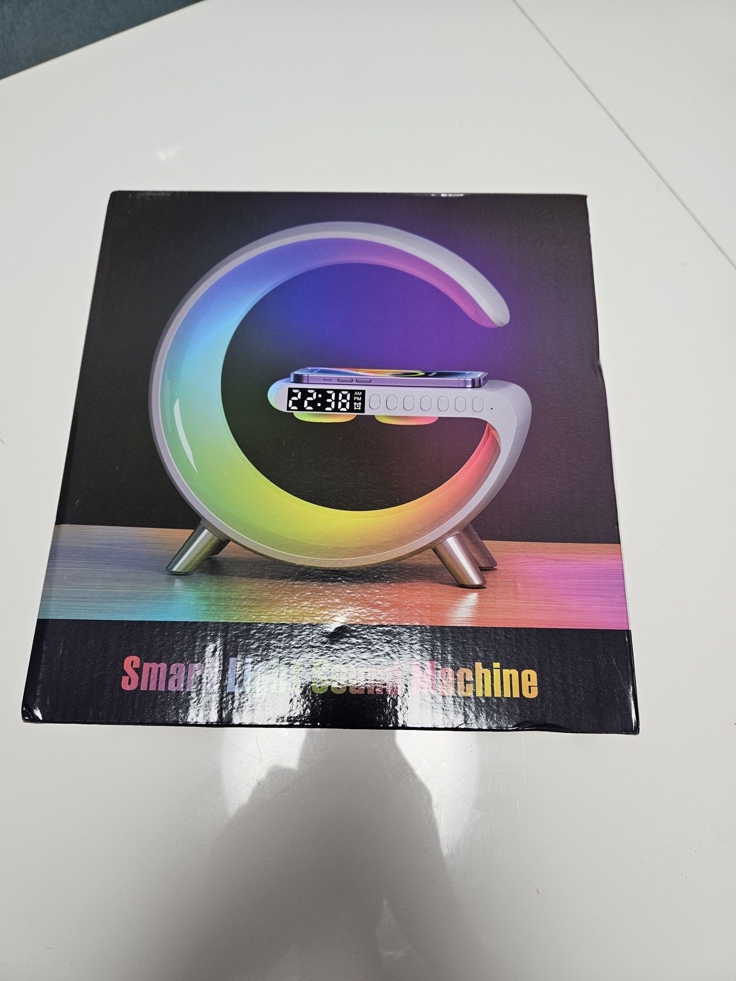 Inteligentna lampa LED RGB z ładowarka, QI głośnik
