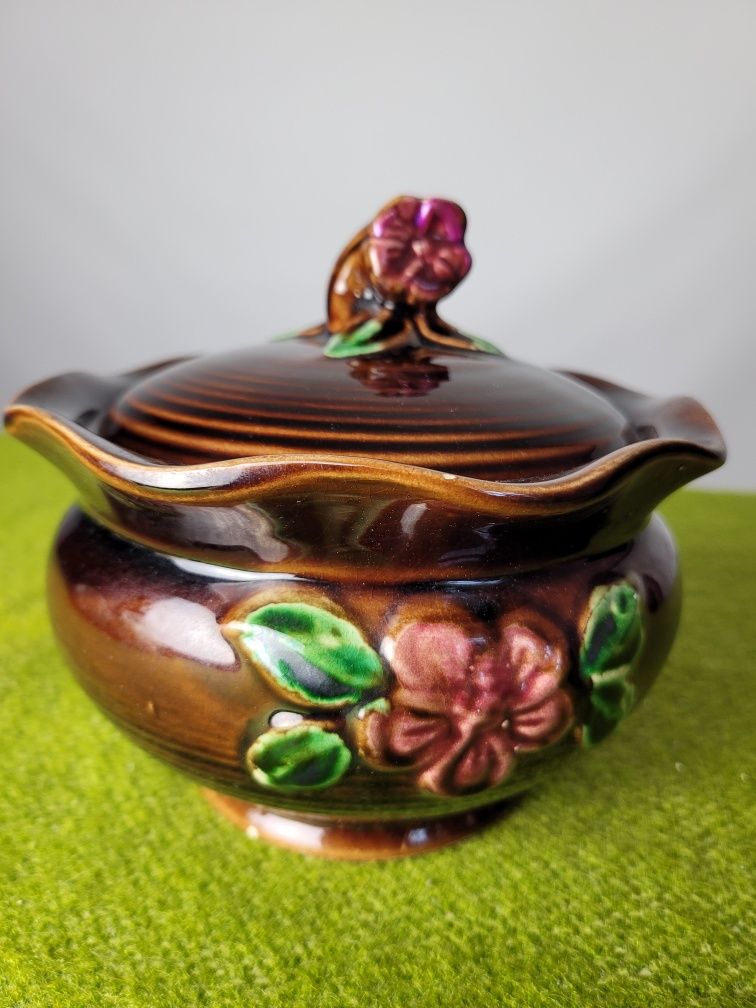 Ceramiczny pojemnik z przykrywką