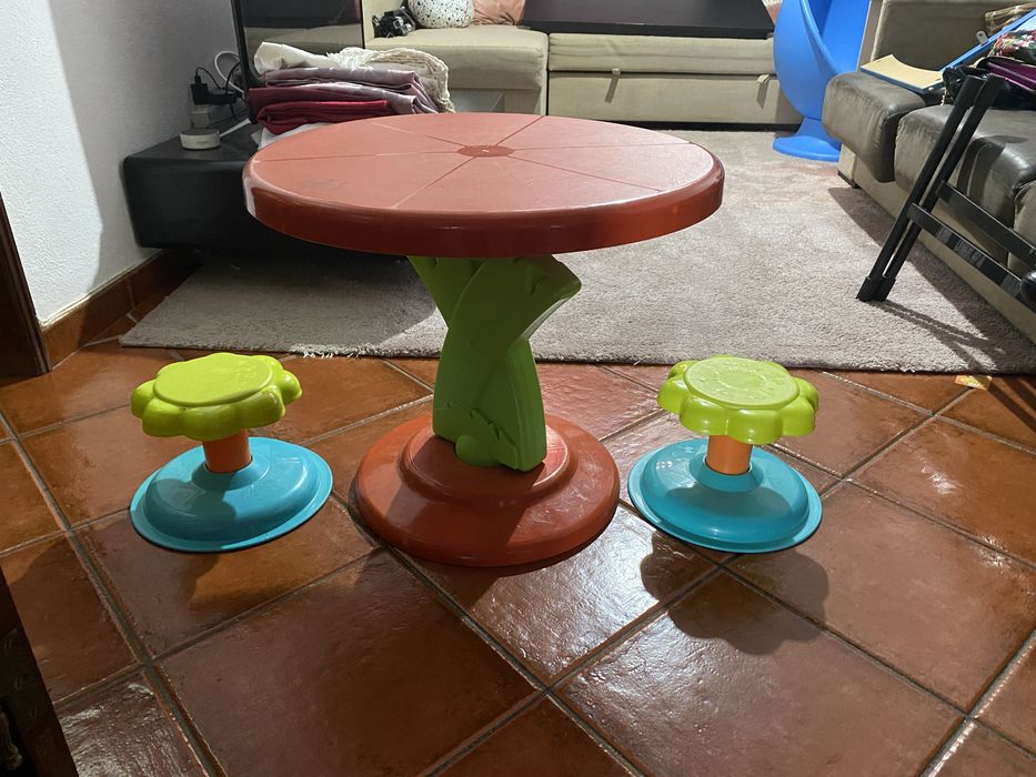 Mesa com bancos para criança / feber
