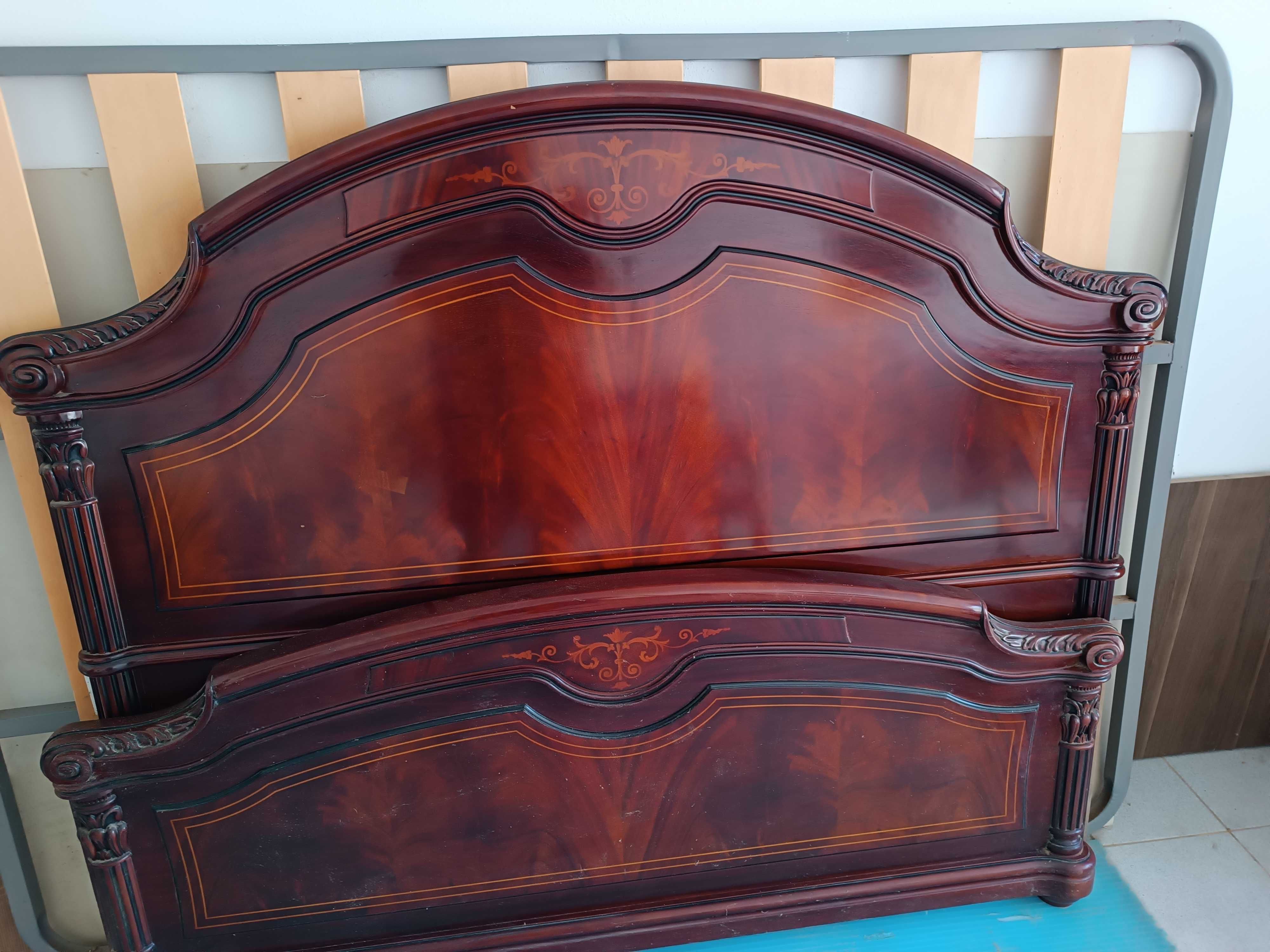 Cama em madeira maciça,com estrado