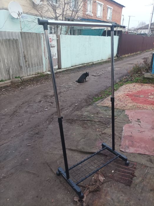 регулируемая металлическая вешалка для одежды.